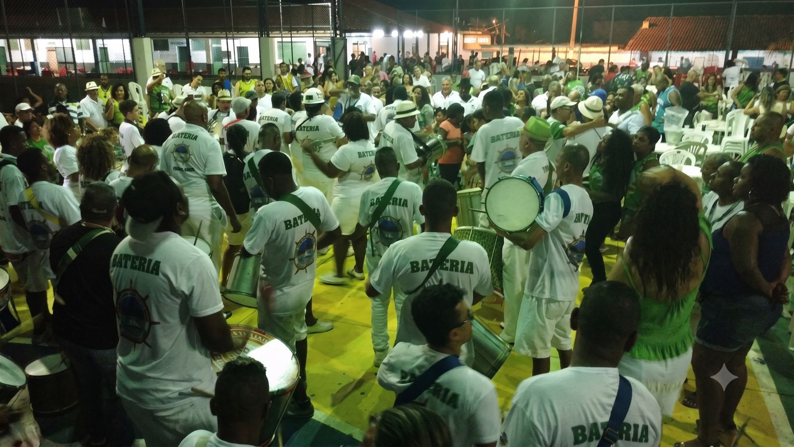 Bateria da GRESUCV Unidos da Costa Verde se apresentando em ensaio noturno